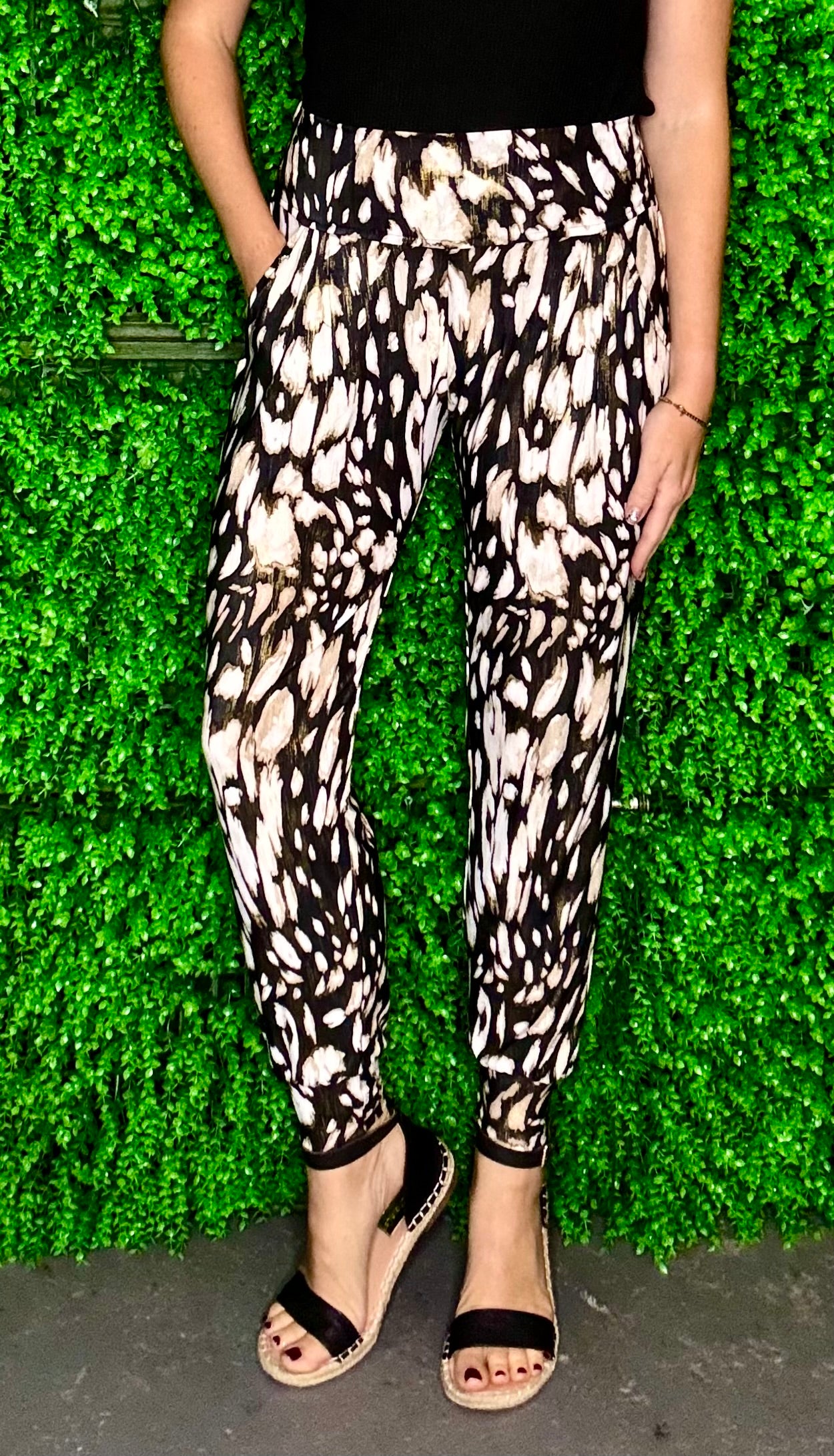 Abstract black white and gold jogger